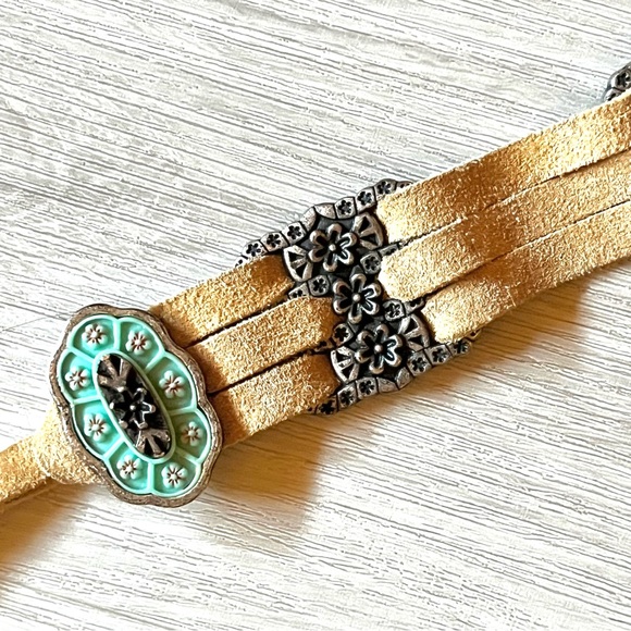 Western Boho Suede Tan Vtg Multi-Strap Belt with Silver Floral Accents Size OS - Picture 4 of 5